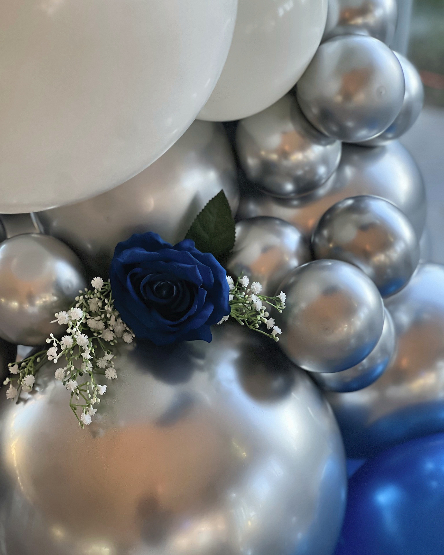 Dettagli floreali e palloncini argento