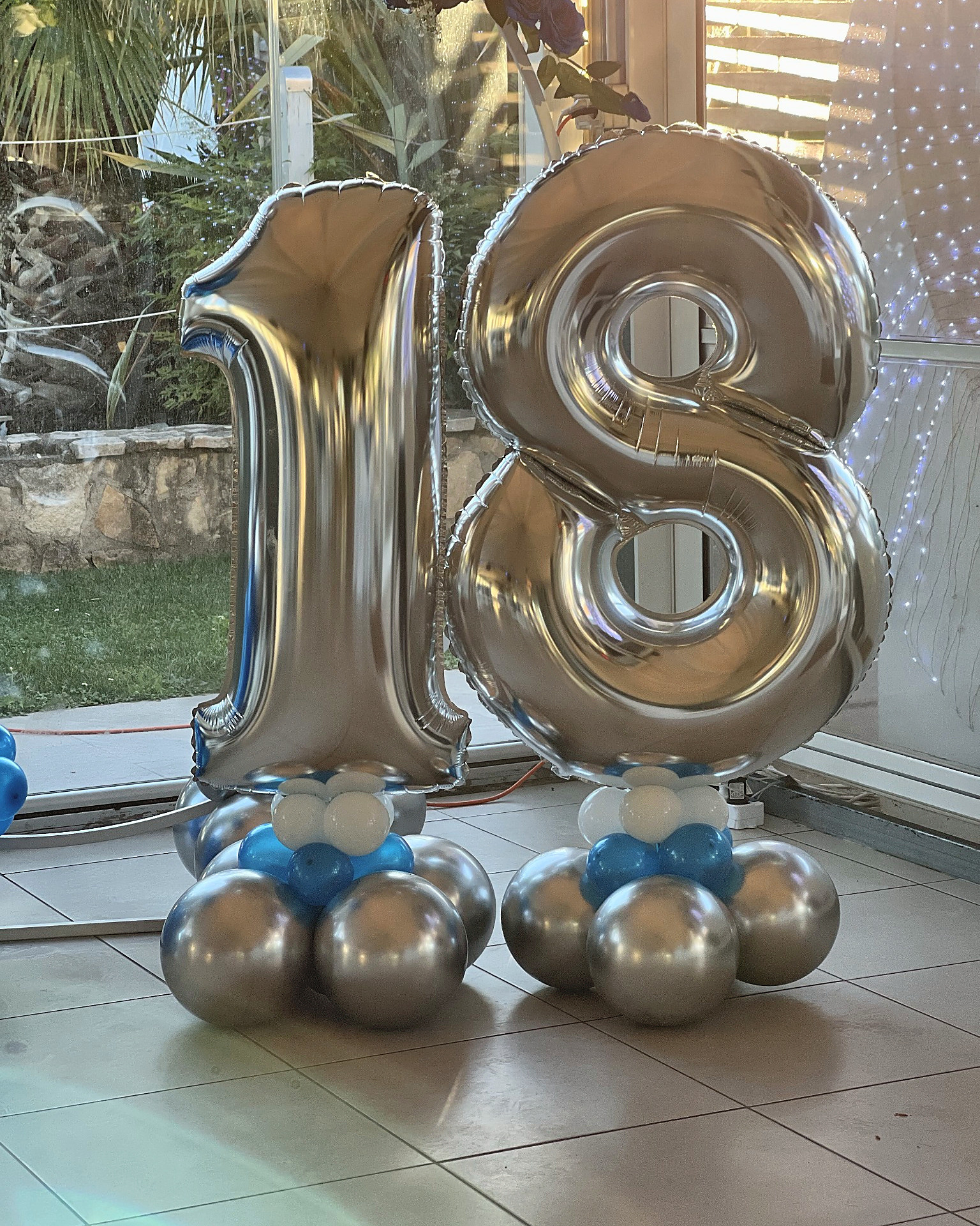 18 anni di Agnese, palloncini blu e argento