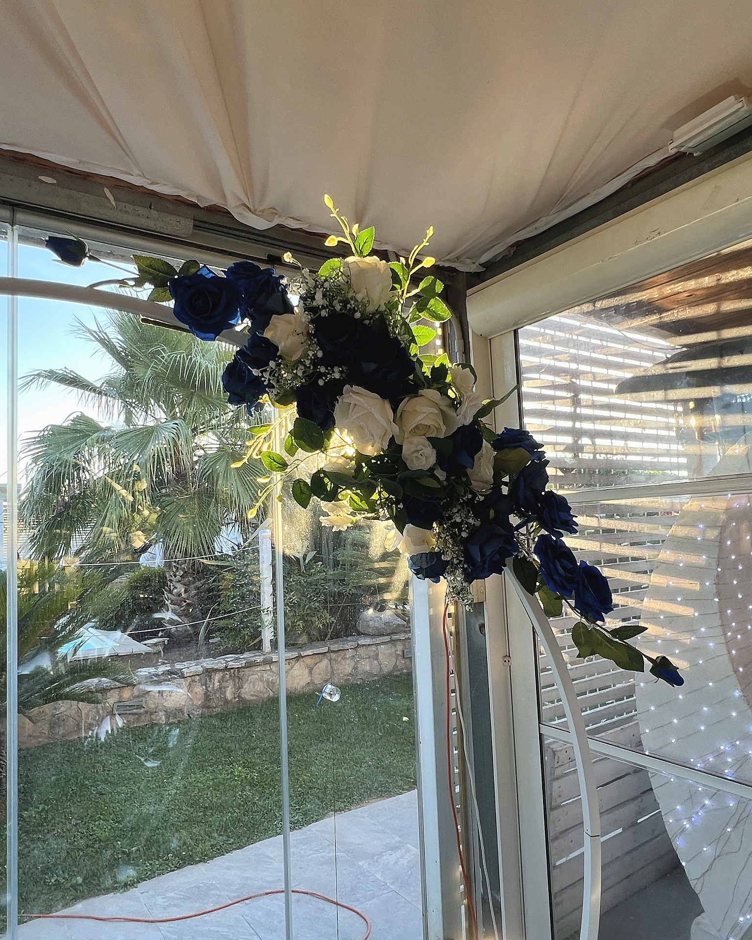 Composizione di fiori blu e bianchi