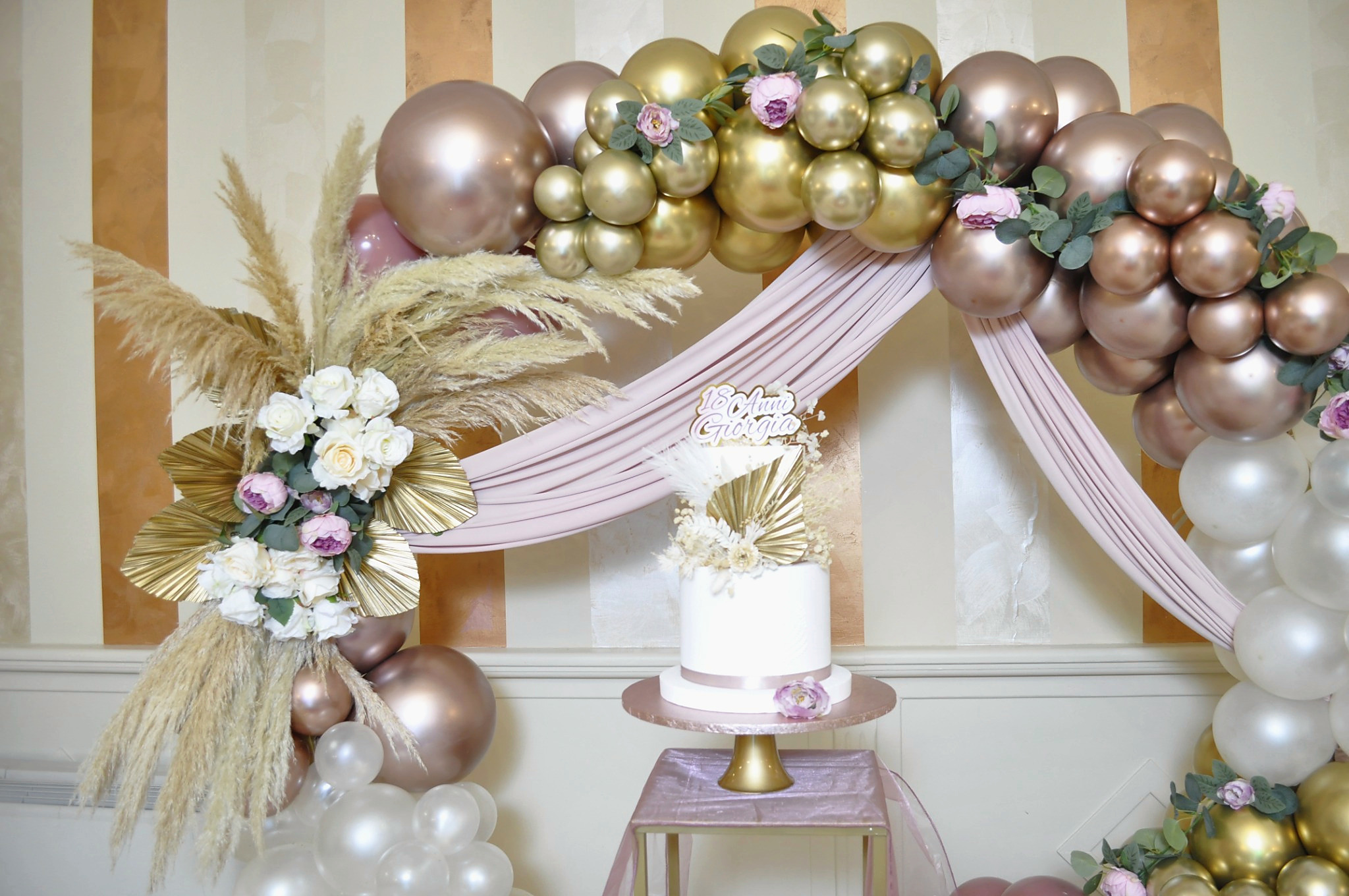 Dettagli dei fiori, dei palloncini e del drappeggio
